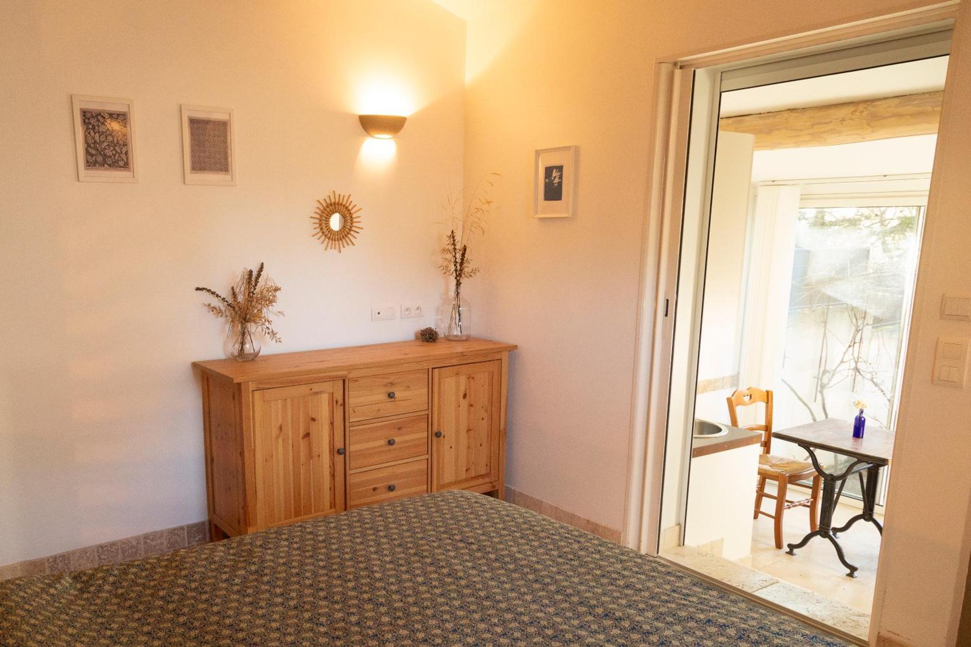 Le Gite Sous Les Pins Les Taillades Exterior photo
